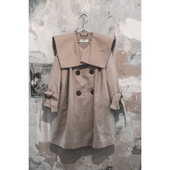 Linen coat with a square collar
