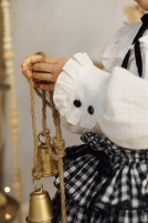 Muślinowa koszula z ozdobnym karczkiem i aksamitką
