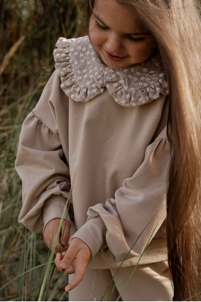 Dres z kołnierzykiem w haftowane kwiatuszki