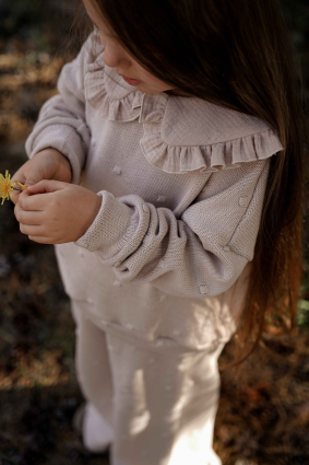Dzianinowy komplet w kropeczki z muślinowym kołnierzykiem